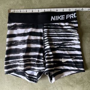 NIKE PRO 3” stretchy workout shorts zebra XS
